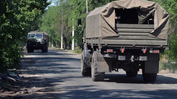 Автомобили с мирными жителями во время эвакуации, организованной бойцами военной комендатуры Северодонецка совместно с военными ЛНР