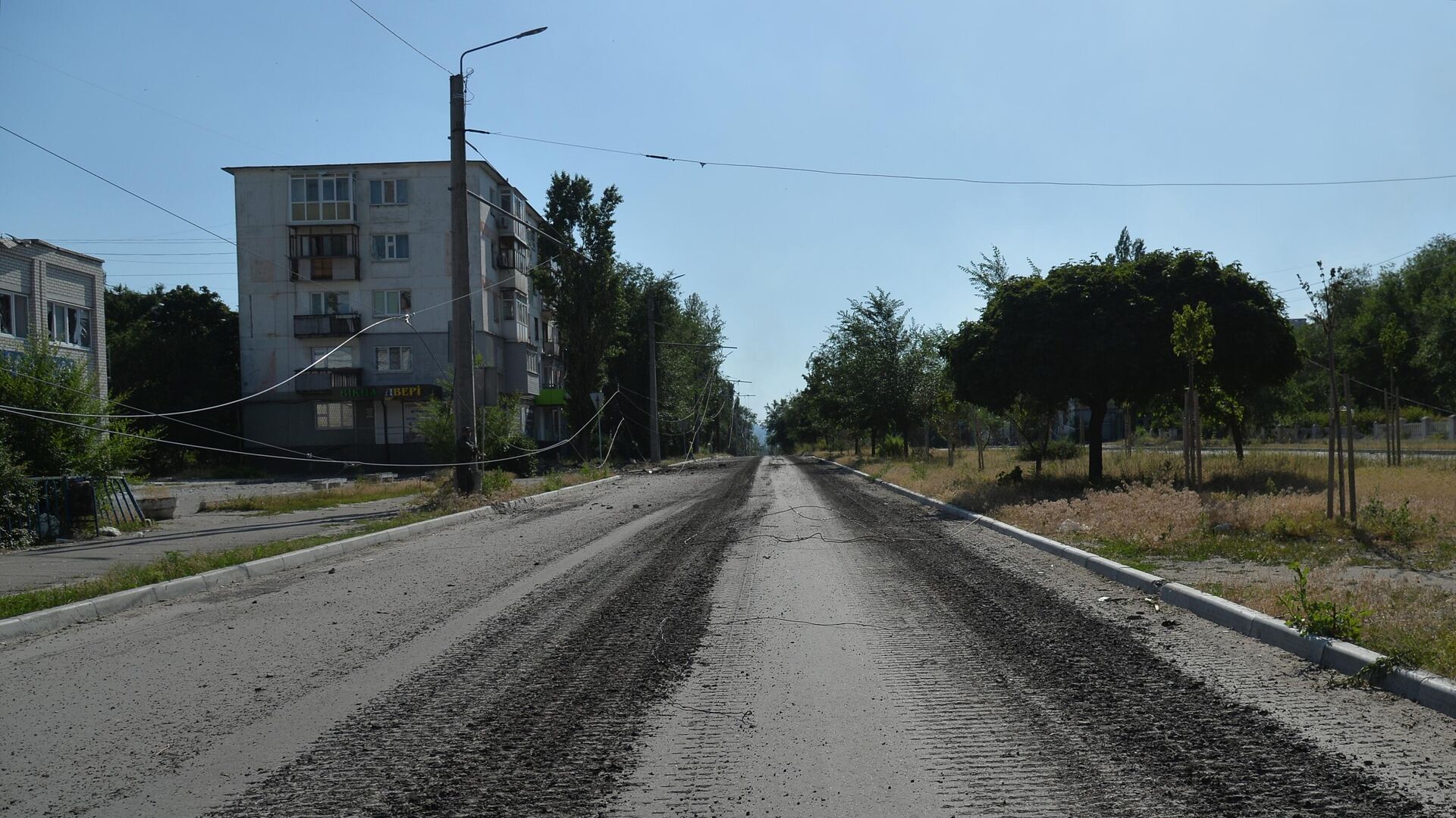 Разбитая гусеницами танков проезжая часть дороги в Северодонецке - РИА Новости, 1920, 24.06.2022