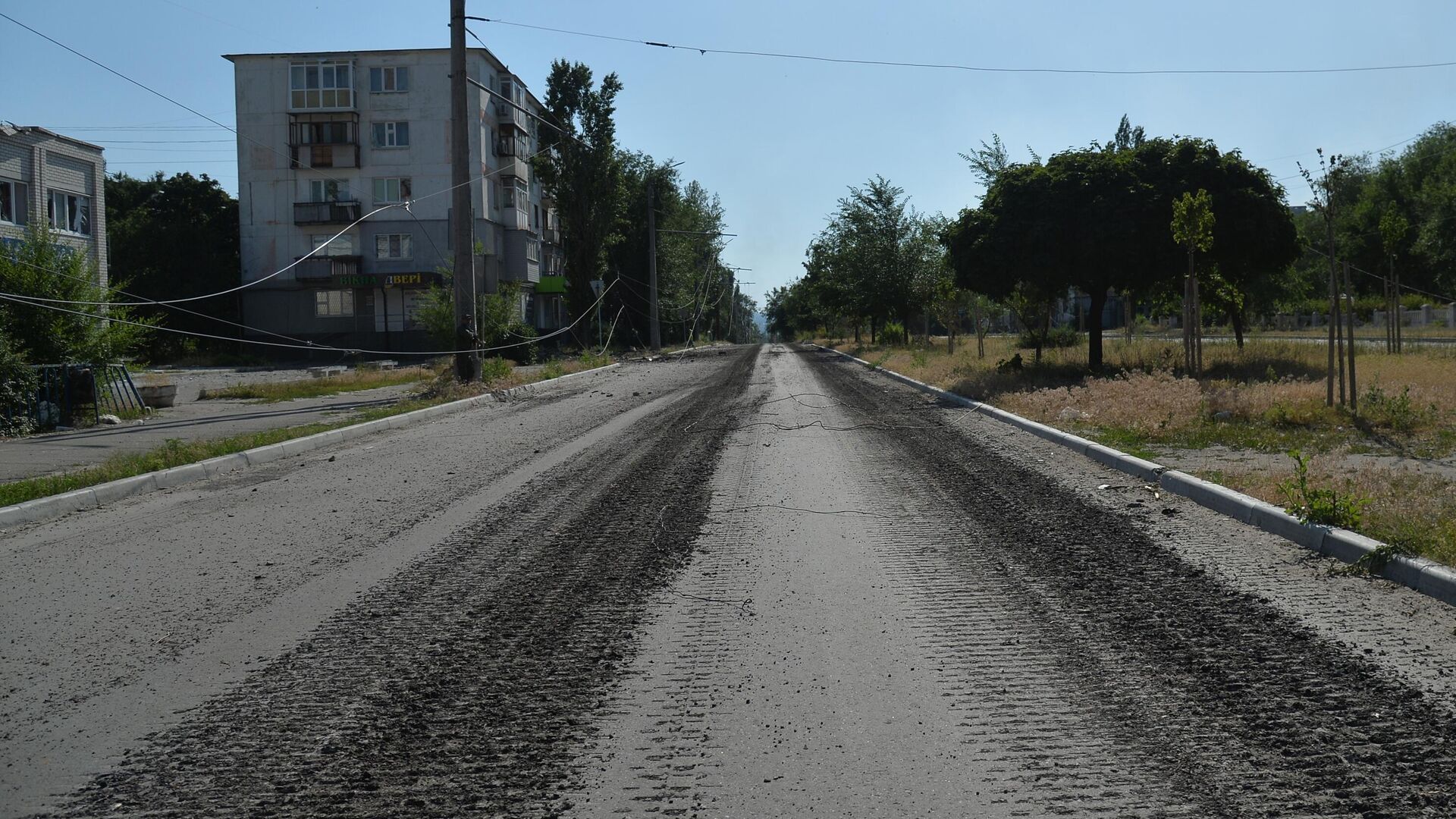 Разбитая гусеницами танков проезжая часть дороги в Северодонецке - РИА Новости, 1920, 24.06.2022