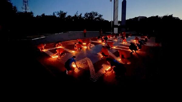 Надпись Помним 22.06.1941 из 10 тысяч зажженных свечей в Мариуполе