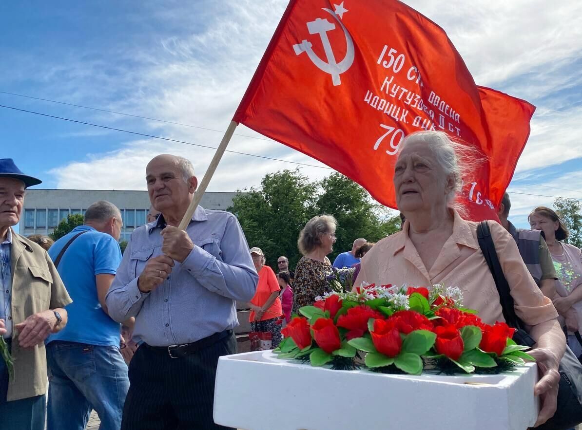 Церемония возложения цветов к Вечному огню в День памяти и скорби в Парке Славы в Херсоне - РИА Новости, 1920, 24.06.2022