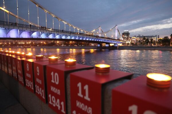 Акция Линия памяти на Крымской набережной в Москве