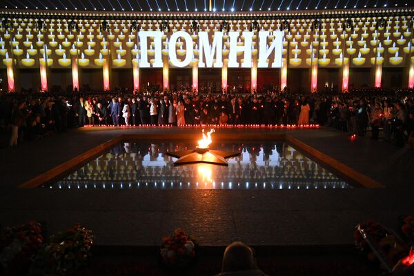 Участники акции Свеча памяти у Музея Победы в Москве