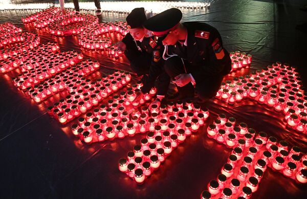 Свечи, зажженные участниками акции Свеча памяти у Музея Победы в Москве