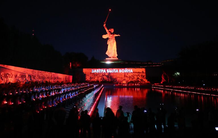 Участники патриотической акции Завтра была война в рамках всероссийской акции Свеча памяти на Мамаевом кургане в Волгограде