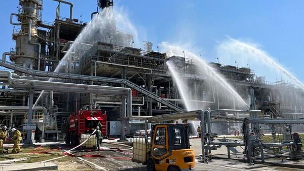 Сотрудники МЧС РФ работают тушат пожар на нефтеперерабатывающем заводе в Ростовской области