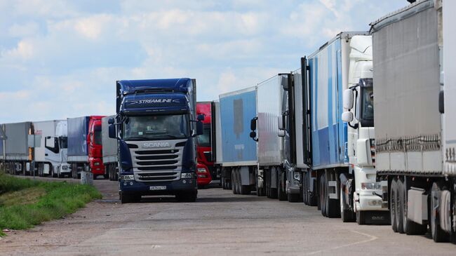 На границе Калининграда с Литвой скопились более ста грузовиков