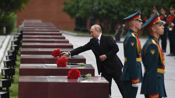Президент РФ Владимир Путин возлагает цветы к тумбам городов-героев в Александровском саду в Москве на церемонии в День памяти и скорби