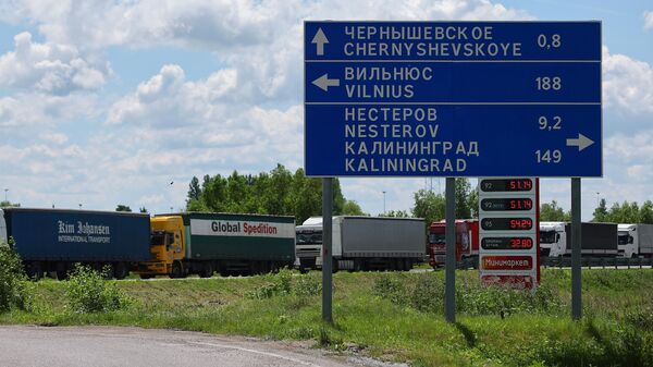 Грузовые автомобили у КПП Чернышевское в Калининградской области на границе с Литвой