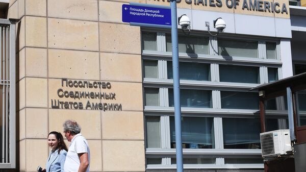 Адресный указатель площади Донецкой Народной Республики возле здания посольства США в Москве