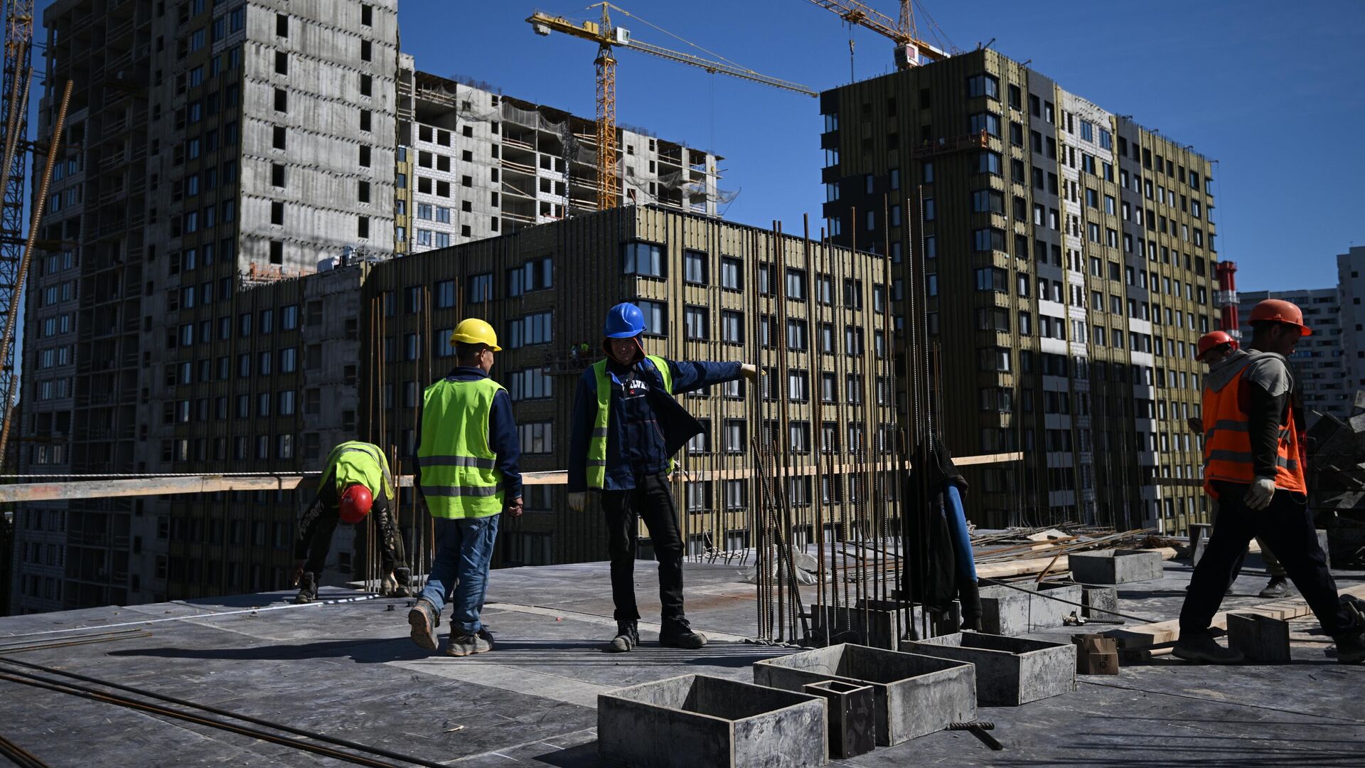 Рабочие на строительстве жилого комплекса - РИА Новости, 1920, 04.10.2023