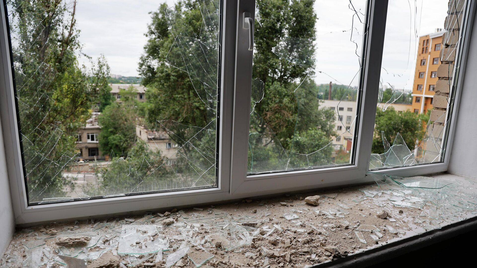 Жилой дом в Киевском районе Донецка, поврежденный в результате обстрела - РИА Новости, 1920, 28.06.2022