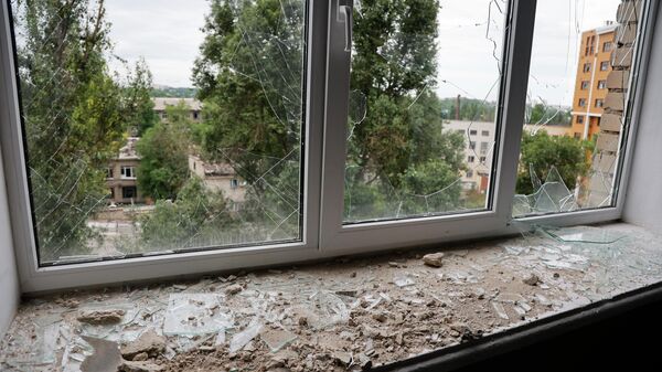 Жилой дом в Донбассе, поврежденный в результате обстрела