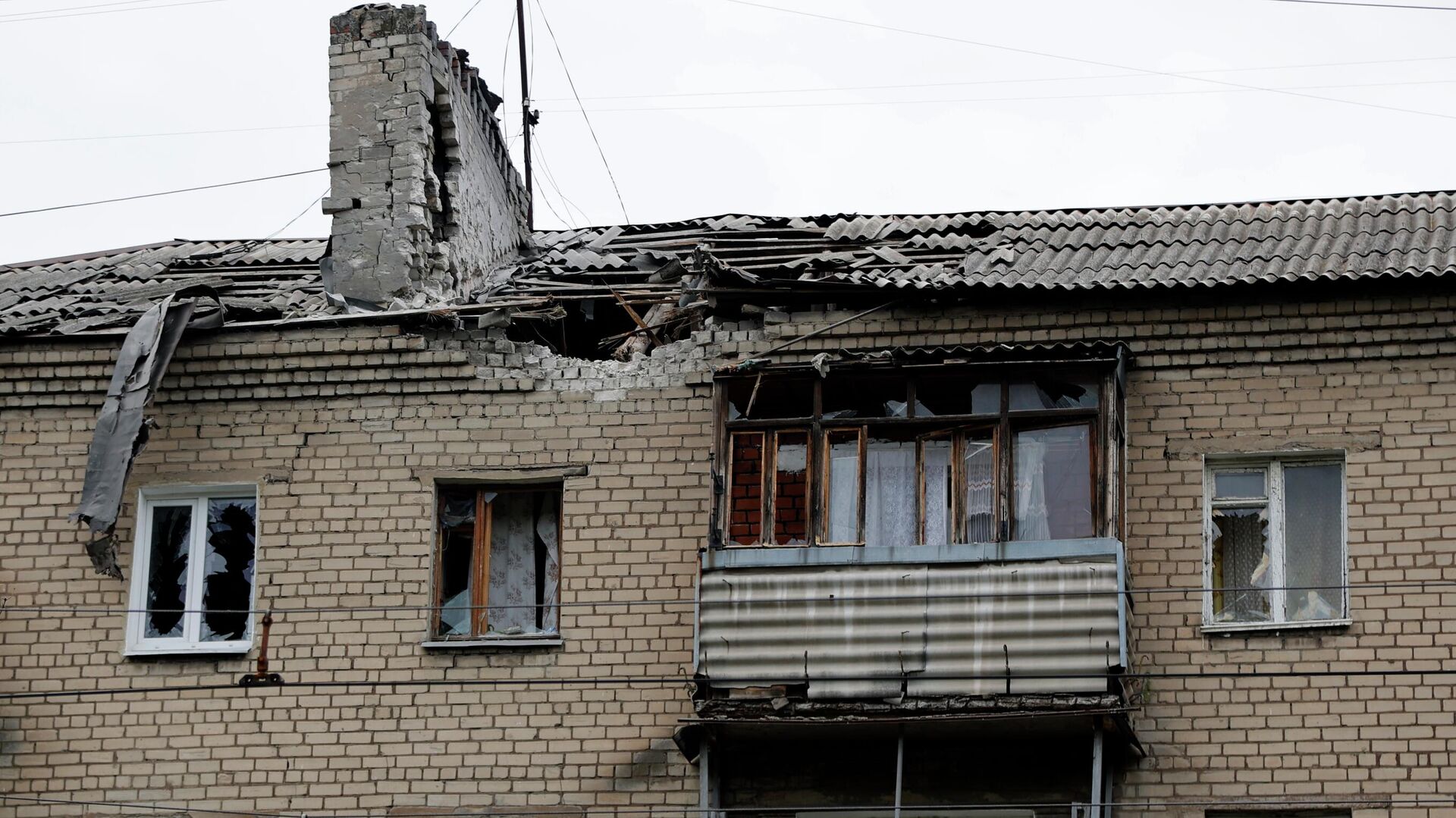 Жилой дом в Киевском районе Донецка, частично разрушенный в результате обстрела со стороны ВСУ - РИА Новости, 1920, 20.07.2022