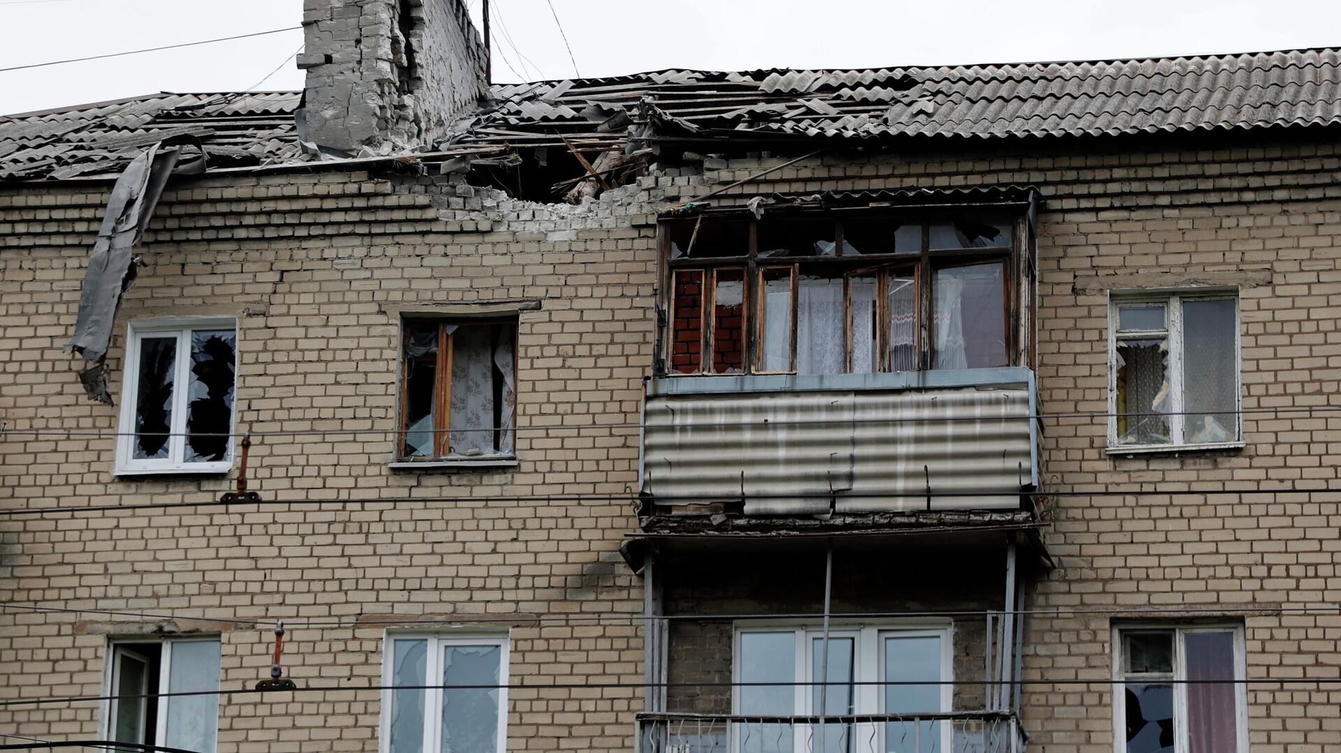 Жилой дом в Киевском районе Донецка, частично разрушенный в результате обстрела со стороны ВСУ - РИА Новости, 1920, 27.07.2022