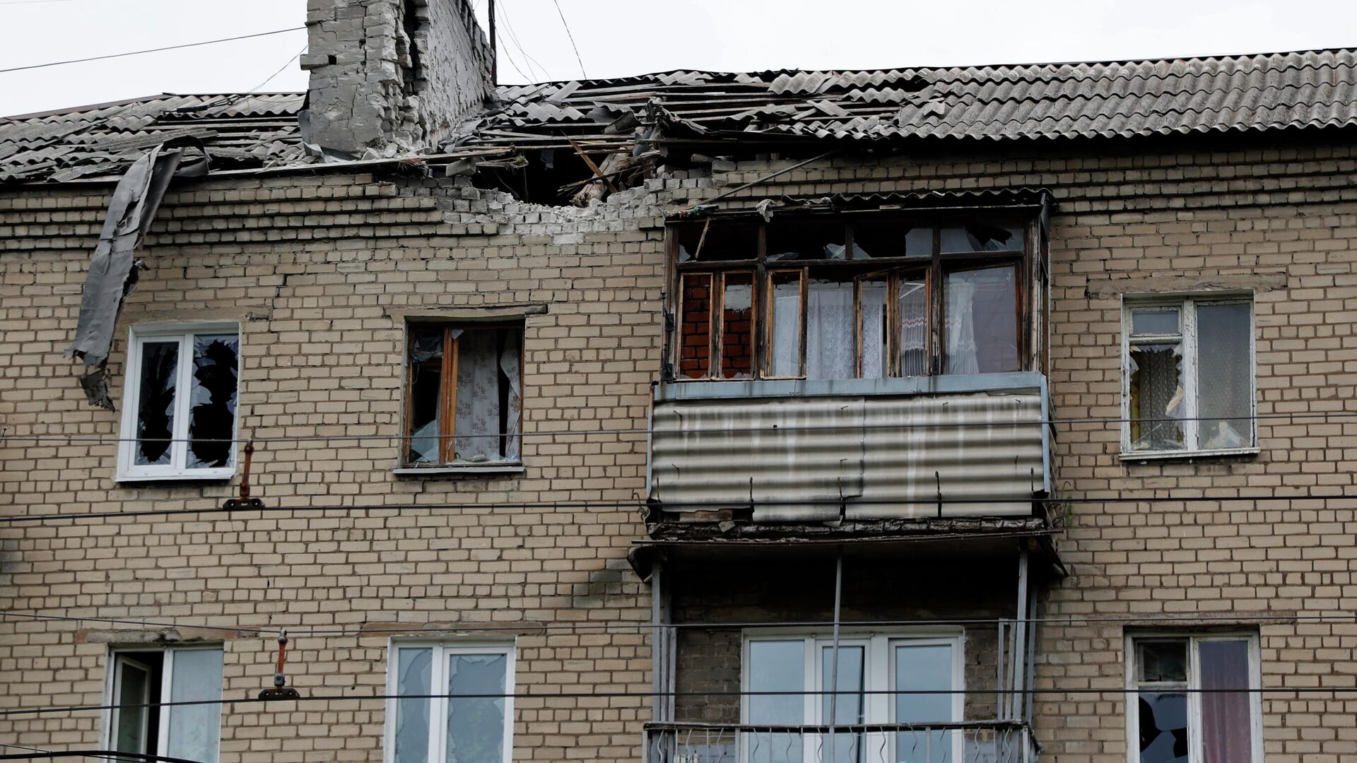 Жилой дом в Киевском районе Донецка, частично разрушенный в результате обстрела со стороны ВСУ - РИА Новости, 1920, 07.07.2022