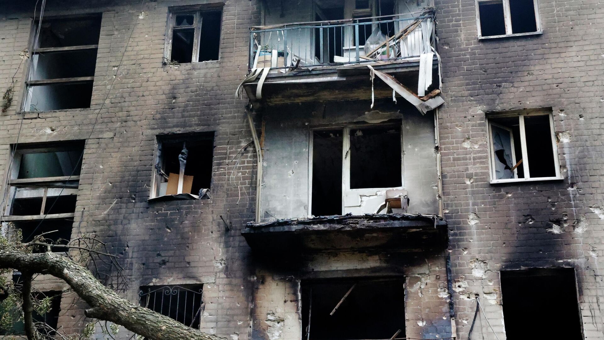 Жилой дом в Киевском районе Донецка, частично разрушенный в результате обстрела со стороны ВСУ - РИА Новости, 1920, 02.07.2022