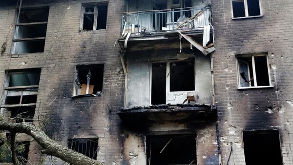 Жилой дом в Киевском районе Донецка, частично разрушенный в результате обстрела со стороны ВСУ