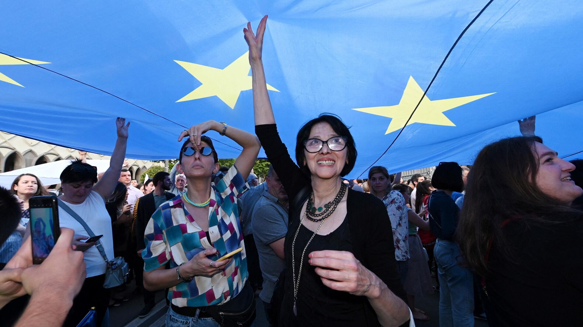Сторонники евроинтеграции с флагом  ЕС в Тбилиси - РИА Новости, 1920, 23.06.2022