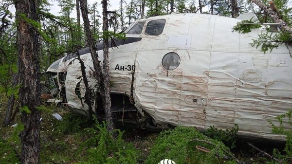 На месте жесткой посадки самолета Ан-30 в Якутии