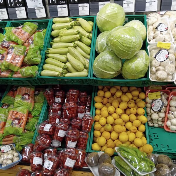 Фрукты и овощи в магазине Migros Фрукты и овощи в магазине Migros