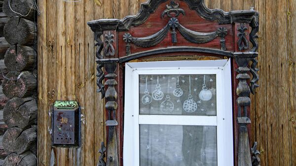 Окно старинного деревянного дома в Томске