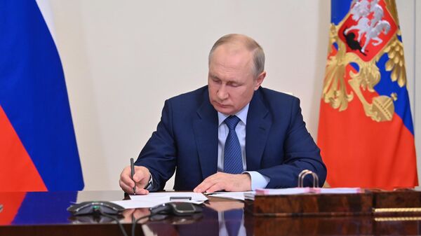 Владимир Путин во время совещания с членами правительства
