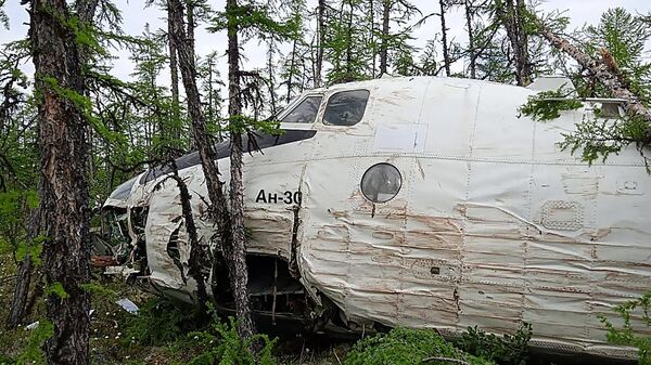 Самолет Ан-30М на месте жесткой посадки неподалеку от реки Оленек в Якутии. 