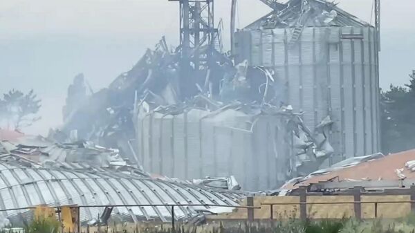 Кадры из Рубежного, где после обстрела ВСУ горит элеватор на 30 тыс тонн зерна