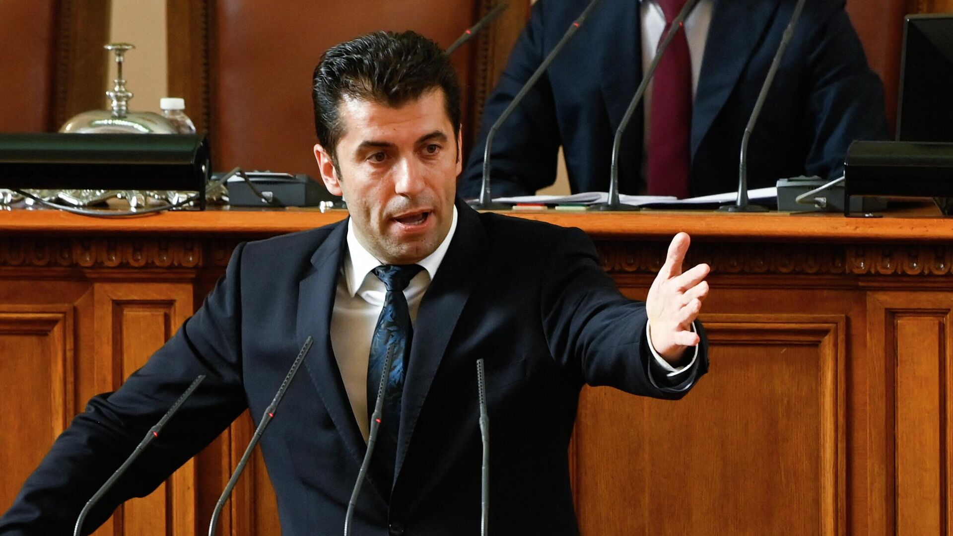 Премьер-министр Болгарии Кирил Петков выступает в парламенте после вынесения вотума недоверия. 22 июня 2022 - РИА Новости, 1920, 23.06.2022