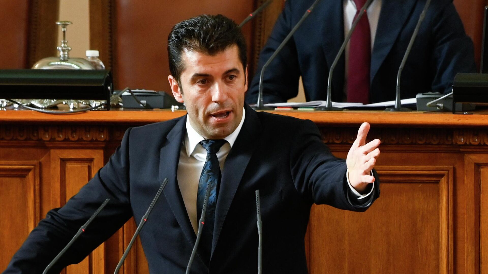 Премьер-министр Болгарии Кирил Петков выступает в парламенте после вынесения вотума недоверия. 22 июня 2022 - РИА Новости, 1920, 23.06.2022