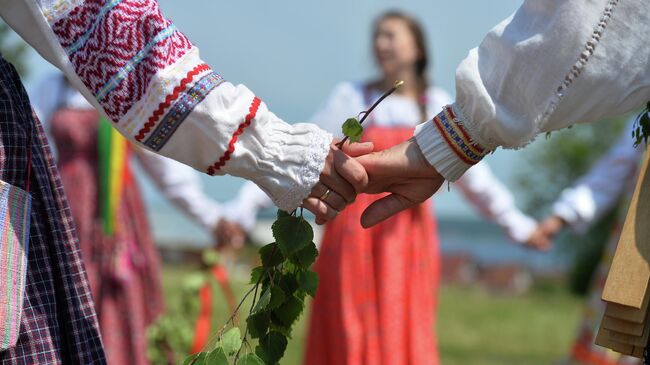 Участники фольклорного коллектива во время обрядового хоровода 