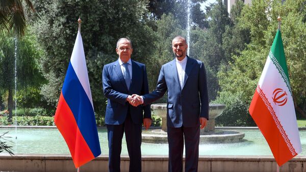 Министр иностранных дел РФ Сергей Лавров и министр иностранных дел Ирана Хоссейн Амир Абдоллахиан во время встречи в Тегеране