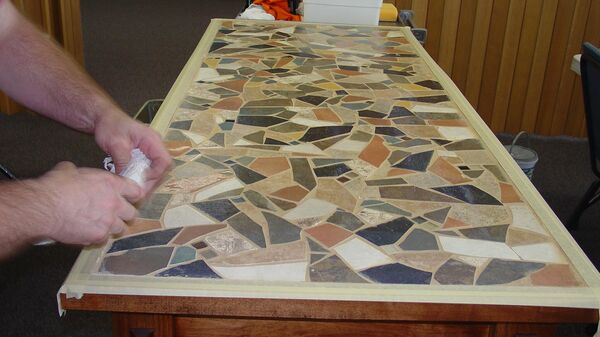 Декорирование поверхности стола обрезками плитки