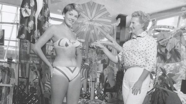 Пола Стаффорд с моделью в бикини