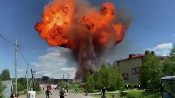 Кадры взрыва цистерны с газом на заправке в Свердловской области