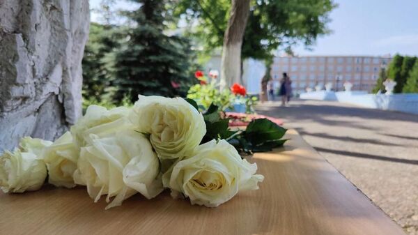 Цветы у детского дома в Оренбурге, в котором воспитывался Юрий Шатунов. 23 июня 2022