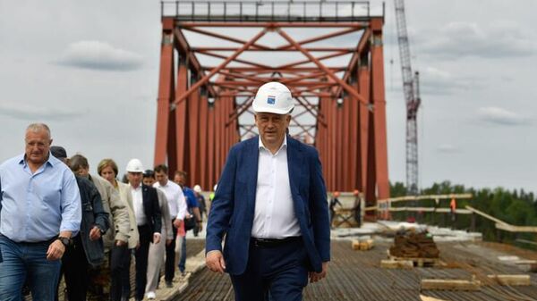 Губернатор Ленинградской области Александр Дрозденко во время посещения места строительства мостового перехода через реку Свирь