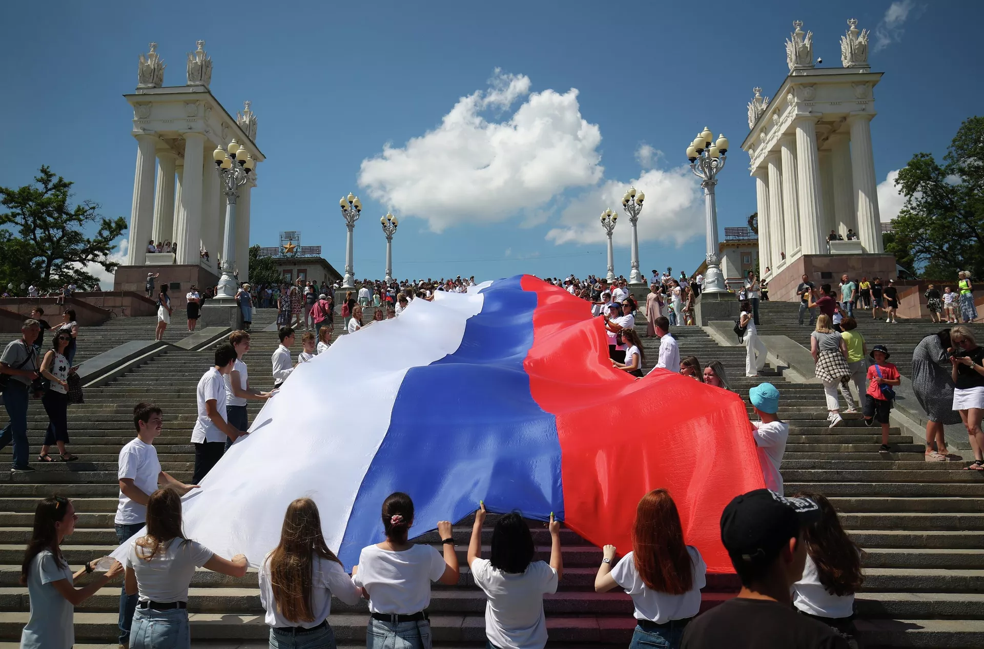 Жители Волгограда несут стометровый флаг России по центру города (флешмоб посвящен Дню России) Жители Волгограда несут стометровый флаг России по центру города (флешмоб посвящен Дню России) - РИА Новости, 1920, 02.05.2023