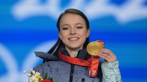 Российская спортсменка, член сборной России (команда ОКР) Анна Щербакова, завоевавшая золотую медаль в женском одиночном катании на соревнованиях по фигурному катанию на XXIV зимних Олимпийских играх в Пекине, на церемонии награждения