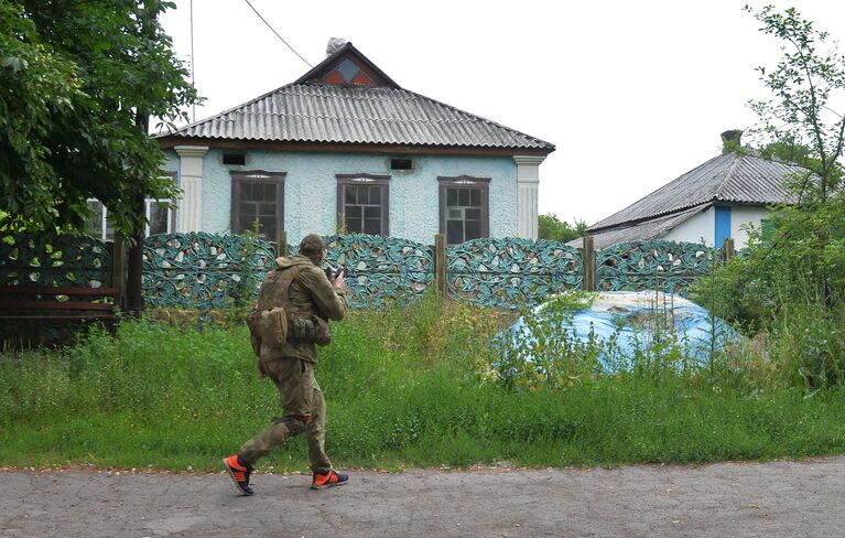 Боец Народной милиции ЛНР проводит зачистку Горского