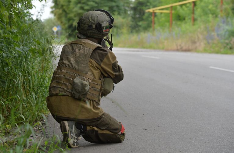 Боец Народной милиции ЛНР проводит зачистку Горского