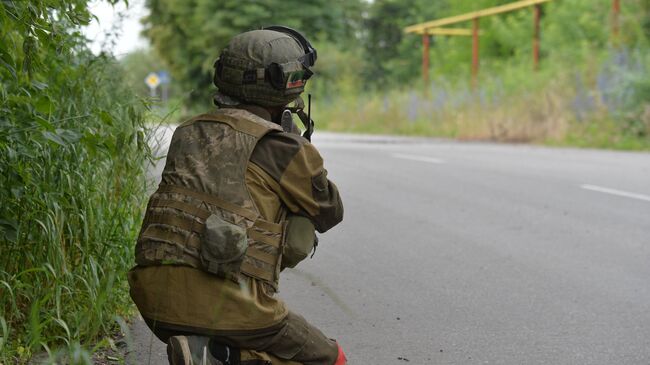 Боец Народной милиции ЛНР проводит зачистку Горского