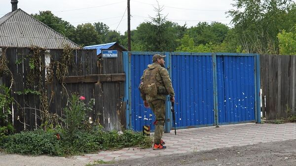 Боец Народной милиции ЛНР проводит зачистку Горского