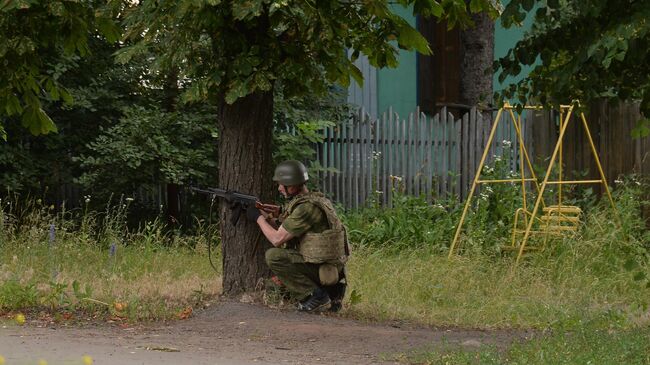 Боец Народной милиции ЛНР проводит зачистку