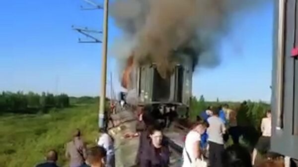 Кадры пожара вагона пассажирского поезда, шедшего по маршруту Новый Уренгой – Оренбург