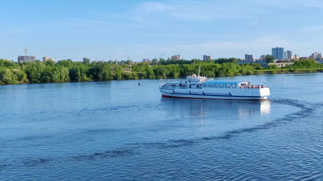 Вид на Пермь с теплохода на реке Кама