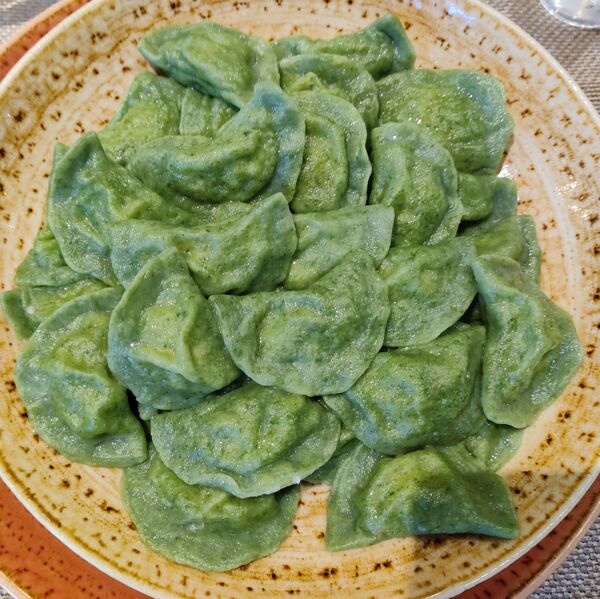 Темто для пельменей - из шпината, внутри - мясо дичи Темто для пельменей - из шпината, внутри - мясо дичи