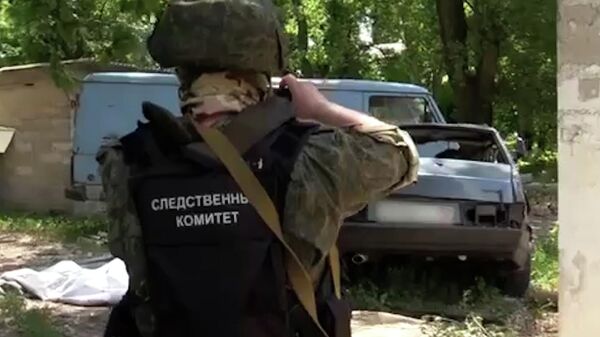 Работа следователей в доме в Донецке, обстрелянного украинскими силовикам