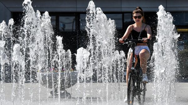 Девушка катается на велосипеде на территории спортивного комплекса Лужники в Москве